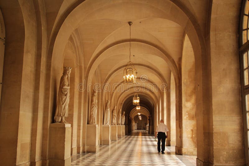 Versalhes, França - agosto 27,2017: O ancião está visitando o corredor da catedral imagens de stock Versalhes, França - agosto 27,2017: O ancião está visitando o corredor da catedral imagens de stock