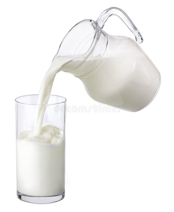 Versamento di latte dalla brocca in vetro isolato su fondo bianco