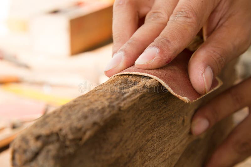 Versandendes Plankenholz des Handwerkerfunktionsgebrauchssandpapiers lizenzfreie stockfotos Versandendes Plankenholz des Handwerkerfunktionsgebrauchssandpapiers lizenzfreie stockfotos