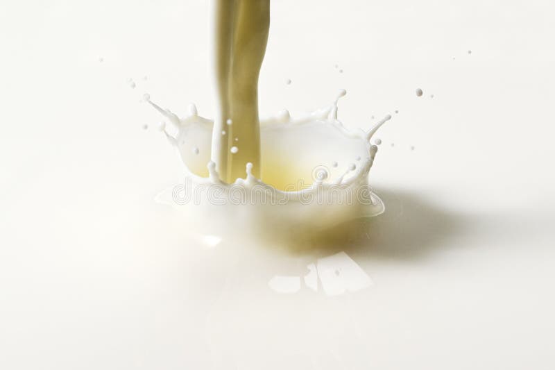 Versare lo schizzo del latte fotografia stock