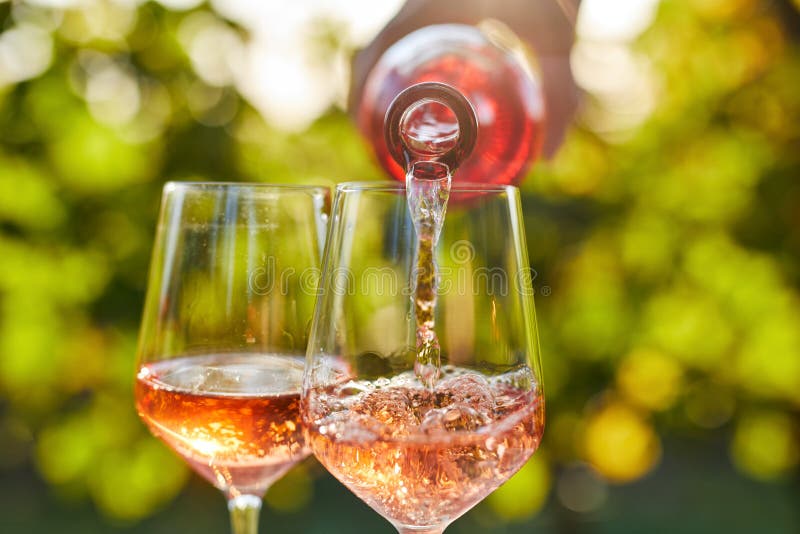 Versare vino di rosa nei bicchieri