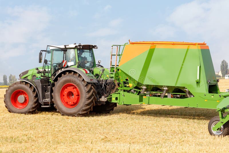 Universal grain sowing machine, lightweight design with a disk preparatory  standard with great versatility options for crops. 4705511 Stock Photo at  Vecteezy