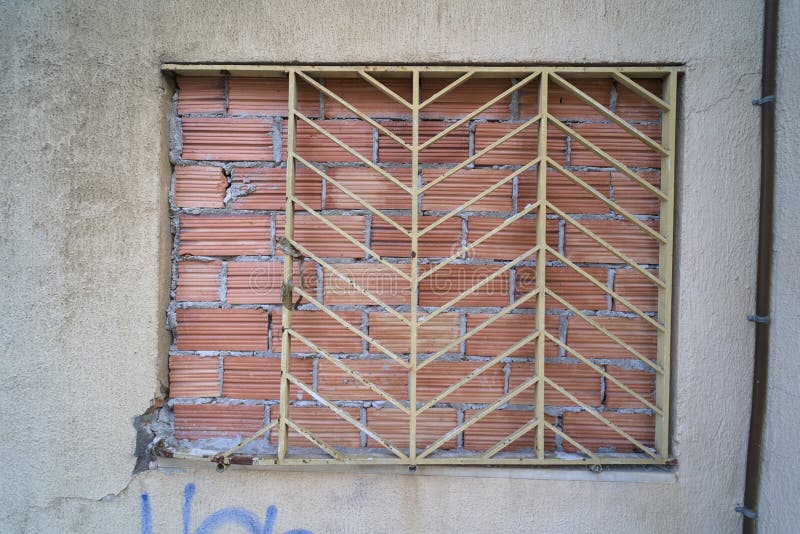 Verschaltes Fenster in der Stadt lizenzfreie stockbilder Verschaltes Fenster in der Stadt lizenzfreie stockbilder