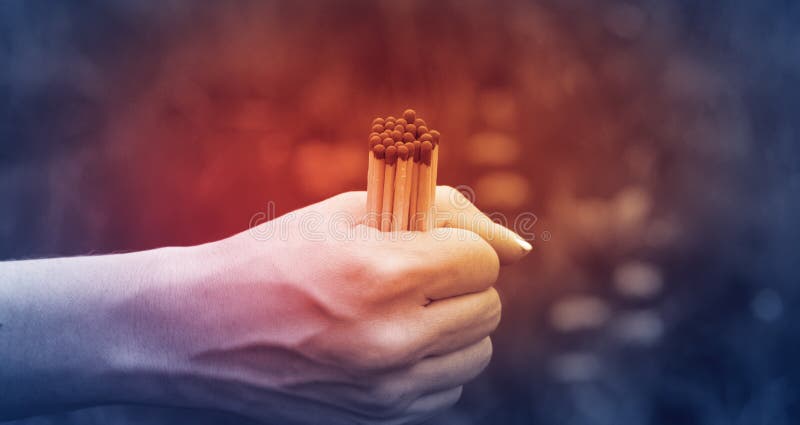 Verscheidene gelijken in een vrouwen` s hand met een rood licht, het concept brandveiligheid royalty-vrije stock foto's Verscheidene gelijken in een vrouwen` s hand met een rood licht, het concept brandveiligheid royalty-vrije stock foto's