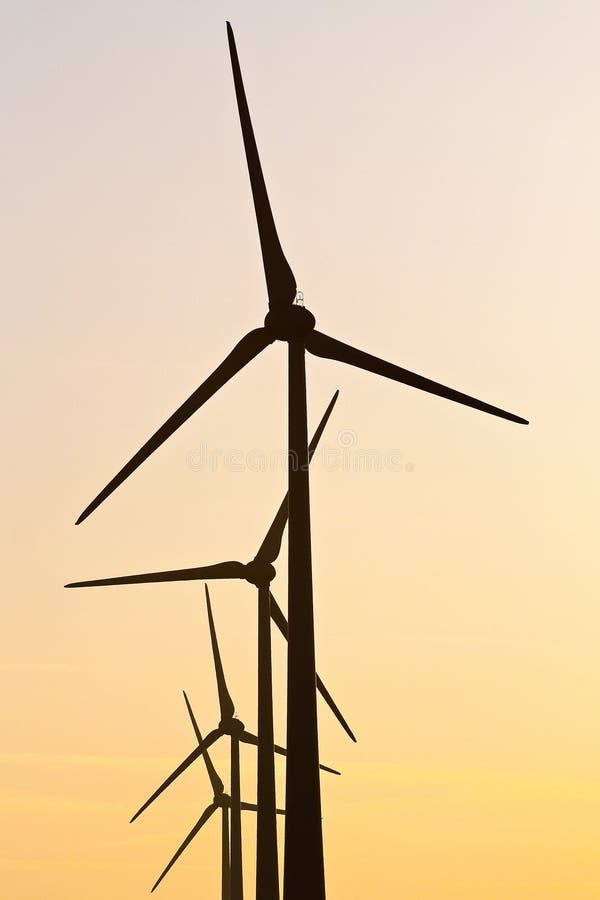 Verscheidene windturbines voor een mooie zonsondergang stock afbeelding Verscheidene windturbines voor een mooie zonsondergang stock afbeelding