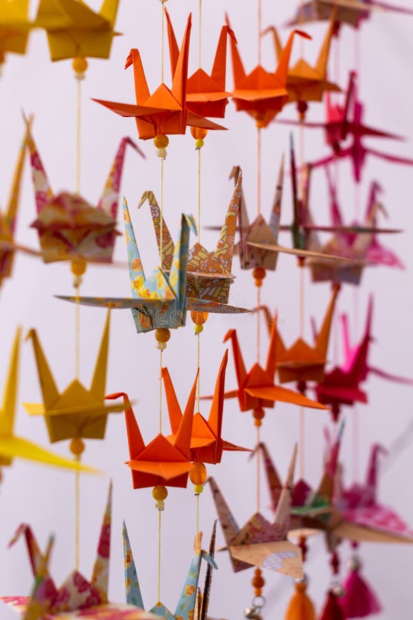 Verscheidene zwanen van decoratieve kleuren maakten in document Kleurrijke origami van Japan Document in dierlijke vormen wordt g royalty-vrije stock foto Verscheidene zwanen van decoratieve kleuren maakten in document Kleurrijke origami van Japan Document in dierlijke vormen wordt g royalty-vrije stock foto