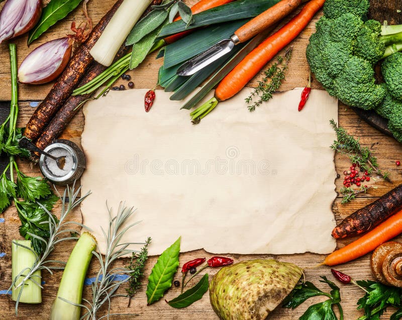 Verscheidenheid van groenteningrediënten voor soep of bouillon het koken rond leeg blad van document op rustieke houten achtergro
