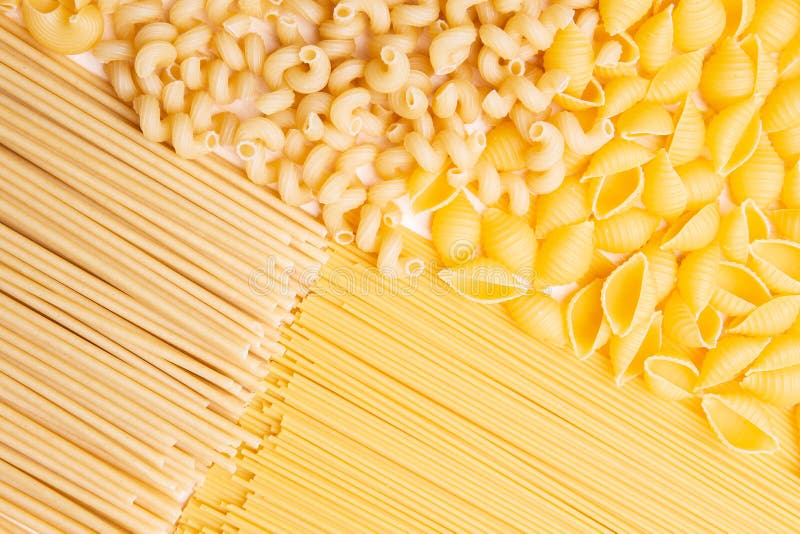 Verscheidenheid van types en vormen van Italiaanse deegwaren Droge deegwarenachtergrond royalty-vrije stock foto Verscheidenheid van types en vormen van Italiaanse deegwaren Droge deegwarenachtergrond royalty-vrije stock foto