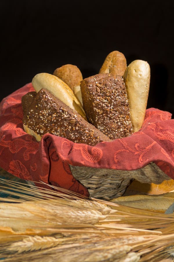 Verscheidenheid van vers gebakken tarwe en roggebrood, baguette en broodjes stock afbeeldingen Verscheidenheid van vers gebakken tarwe en roggebrood, baguette en broodjes stock afbeeldingen