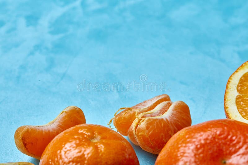 Verscheidenheid van verse citrusvruchten voor het maken van sap of smoothie over blauwe geweven achtergrond, hoogste mening, sele