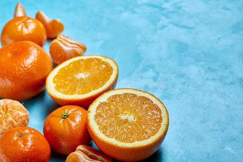 Verscheidenheid van verse citrusvruchten voor het maken van sap of smoothie over blauwe geweven achtergrond, hoogste mening, sele