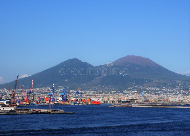 Verschepende haven met MT De Vesuvius op achtergrond stock foto Verschepende haven met MT De Vesuvius op achtergrond stock foto