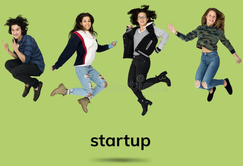 Verschieden vom junge erwachsene Leute-springenden Studio lokalisiert lizenzfreie stockfotografie Verschieden vom junge erwachsene Leute-springenden Studio lokalisiert lizenzfreie stockfotografie