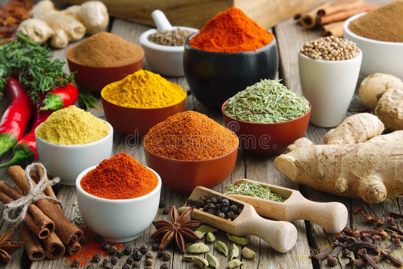 Verschiedene aromatische, bunte Gewürze und Kräuter Zutaten zum Kochen, Ayurveda-Behandlungen Verschiedene aromatische, bunte Gewürze und Kräuter Zutaten zum Kochen, Ayurveda-Behandlungen