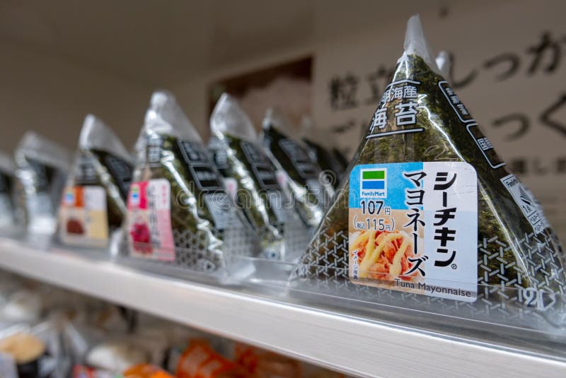 Verschiedene Aromen japanischen Reis onigiri verkauft an Familien-HandelszentrumHilfsanschluss konbini in Osaka, Japan
