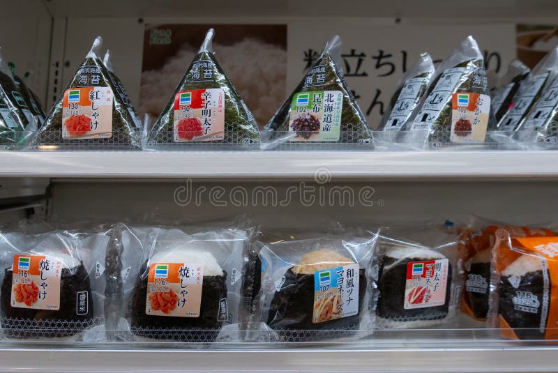 Verschiedene Aromen japanischen Reis onigiri verkauft an Familien-HandelszentrumHilfsanschluss konbini in Osaka, Japan