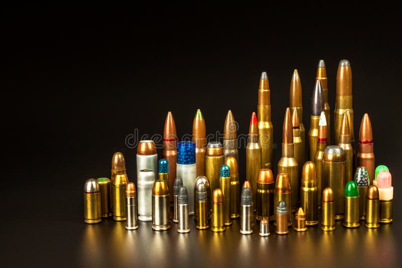 Verschiedene Arten der Munition auf einem schwarzen Hintergrund Verkauf von Waffen und von Munition Das ri lizenzfreies stockbild Verschiedene Arten der Munition auf einem schwarzen Hintergrund Verkauf von Waffen und von Munition Das ri lizenzfreies stockbild
