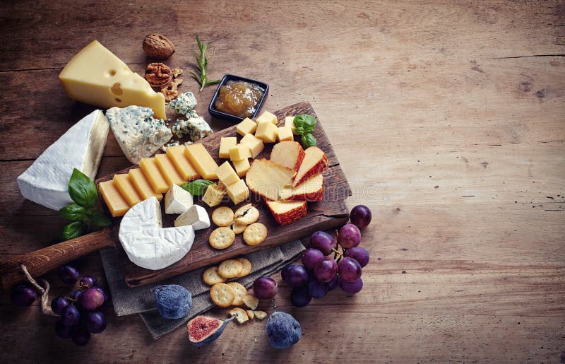 Verschiedene Arten des Käses auf einem hölzernen Hintergrund