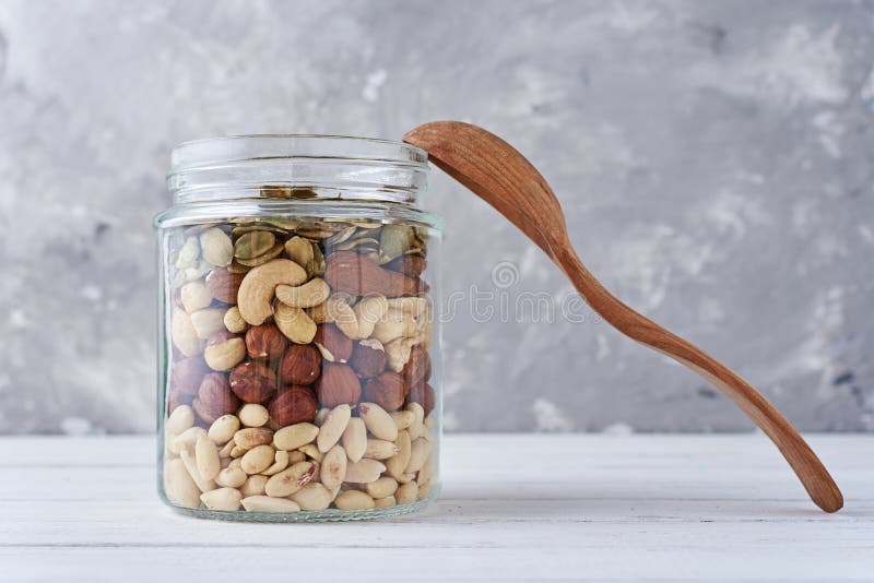 Verschiedene Arten von Nüssen und von Samen in einem Glasgefäß, Abschluss oben lizenzfreie stockfotos Verschiedene Arten von Nüssen und von Samen in einem Glasgefäß, Abschluss oben lizenzfreie stockfotos