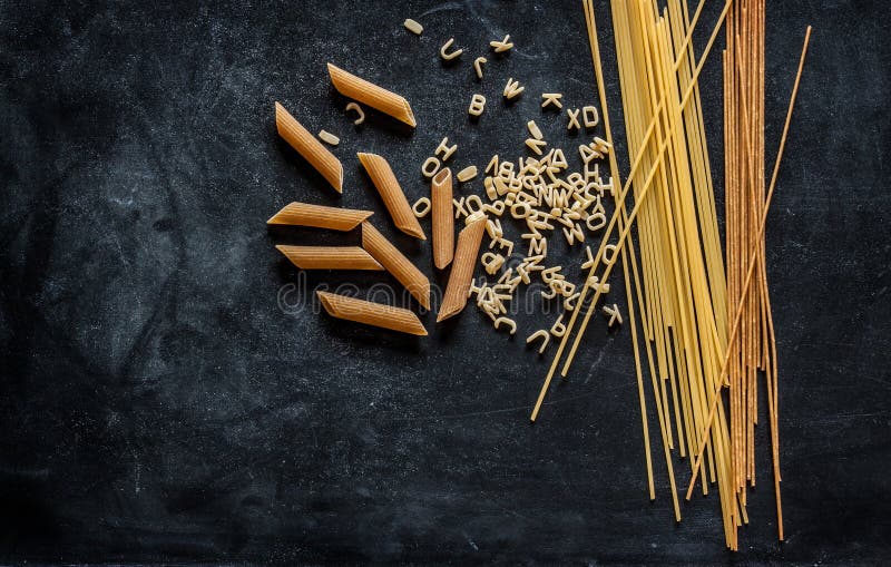 Verschiedene Arten von Teigwaren auf schwarzer Tafel stockbild Verschiedene Arten von Teigwaren auf schwarzer Tafel stockbild
