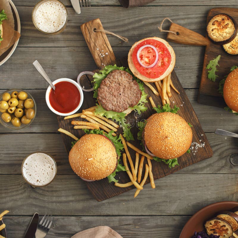 Verschiedene Burger auf Holztisch stockfoto Verschiedene Burger auf Holztisch stockfoto