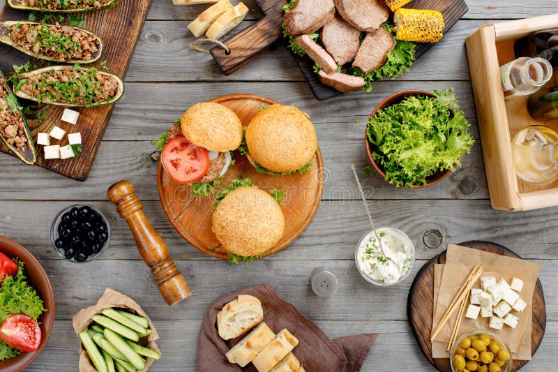 Verschiedene Burger, Steak und gegrilltes Gemüse stockfotografie Verschiedene Burger, Steak und gegrilltes Gemüse stockfotografie