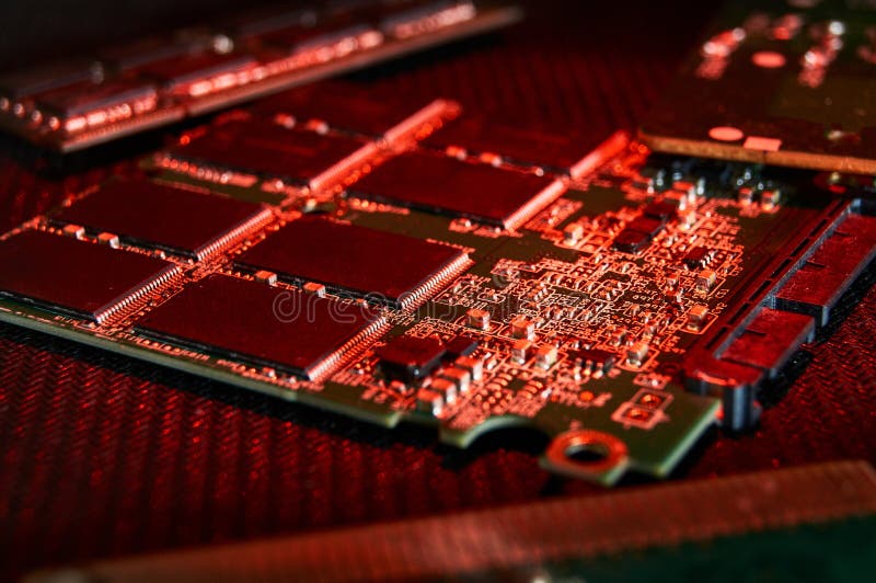 verschiedene Chips, digitale Mainboards Bestandteile technischer Geräte in kreativer Beleuchtung Prozessor, RAM und andere Teile