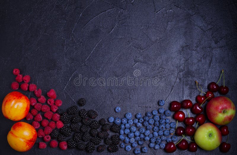 Verschiedene frische Sommerbeeren Mischung von Früchten und von Beeren auf schwarzem Hintergrund Fruchtfahne lizenzfreie stockfotografie Verschiedene frische Sommerbeeren Mischung von Früchten und von Beeren auf schwarzem Hintergrund Fruchtfahne lizenzfreie stockfotografie