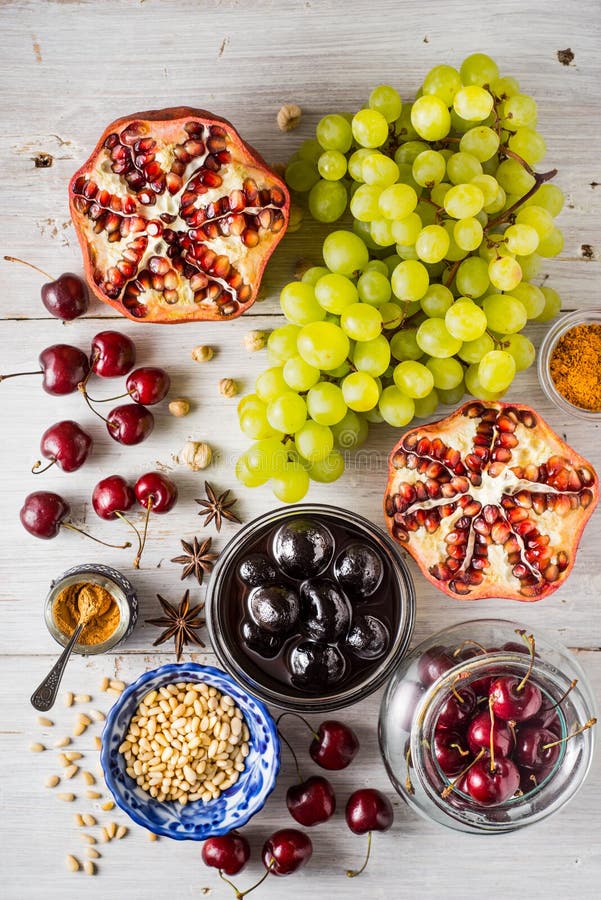 Verschiedene Frucht Und Gewürze Auf Dem Roten Holztisch Konzept Von ...