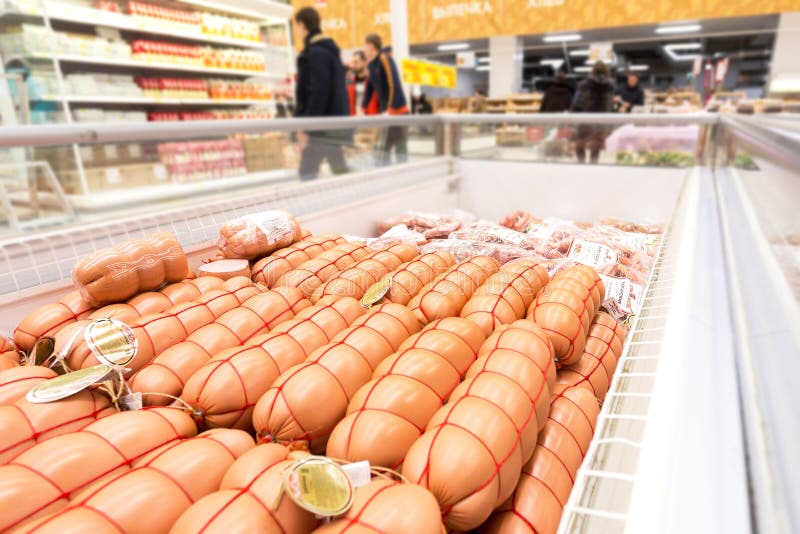 Verschiedene gekochte Würste bereit zum Verkauf am Grossmarkt lizenzfreies stockbild Verschiedene gekochte Würste bereit zum Verkauf am Grossmarkt lizenzfreies stockbild