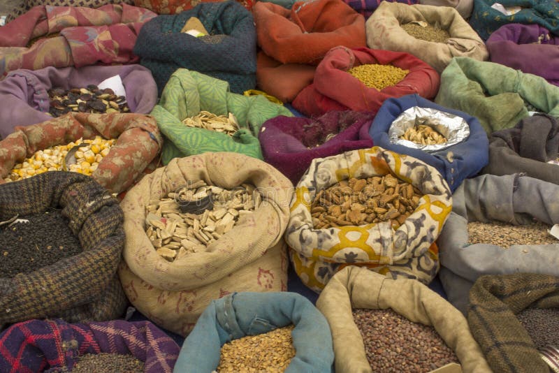 Verschiedene Gemüsesamen in den mehrfarbigen Taschen auf dem Markt stockfoto Verschiedene Gemüsesamen in den mehrfarbigen Taschen auf dem Markt stockfoto