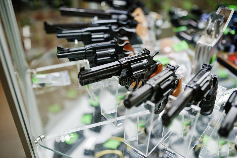 Verschiedene Gewehre und Revolver auf Regalen speichern Waffen auf Shopcer