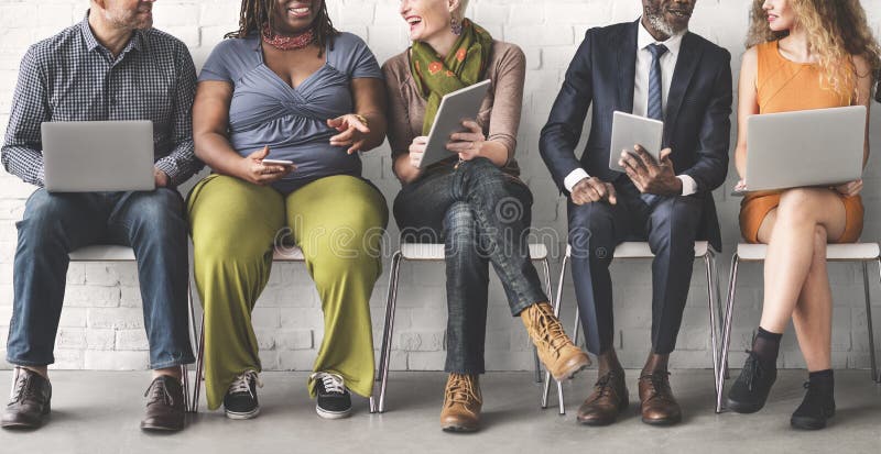 Verschiedene Gruppe von Personenen-Gemeinschaftszusammengehörigkeits-Technologie Sittin lizenzfreies stockbild Verschiedene Gruppe von Personenen-Gemeinschaftszusammengehörigkeits-Technologie Sittin lizenzfreies stockbild