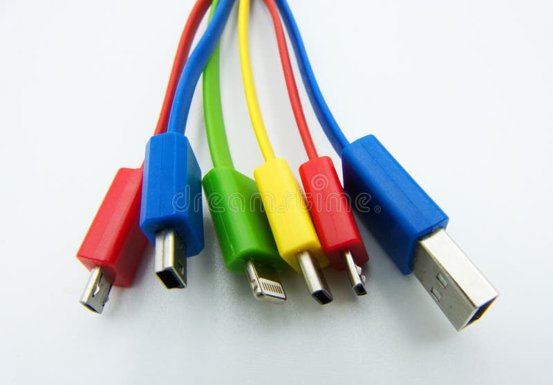 Verschiedene Kabel f?r Computer und elektronische Ger?te auf wei?em Hintergrund stockbild Verschiedene Kabel f?r Computer und elektronische Ger?te auf wei?em Hintergrund stockbild