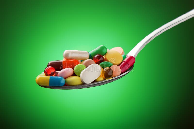 Verschiedene Pillen, Kapseln und Tabletten gestapelt auf einem Löffel stockfoto Verschiedene Pillen, Kapseln und Tabletten gestapelt auf einem Löffel stockfoto