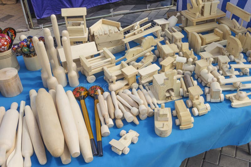 Verschiedene Produkte und handgemachte, aus Holz gefertigte Spielzeuge für Kinder stockfotos