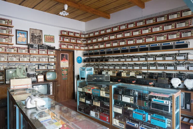 Verschiedene Radios, Fernsehen und elektronisches der alten Weinlese in den Antiquitätenladenregalen am Knall Yai Nonthaburi, Tha stockbilder Verschiedene Radios, Fernsehen und elektronisches der alten Weinlese in den Antiquitätenladenregalen am Knall Yai Nonthaburi, Tha stockbilder