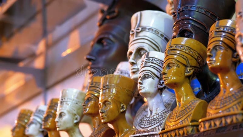 Verschiedene Statuetten von ?gyptischen Andenken auf Markt-Stall