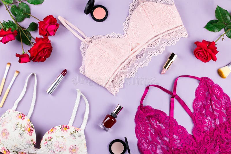 Verschiedene Sätze Spitzewäsche auf Pastellhintergrund Frauenmodekonzept lizenzfreies stockbild Verschiedene Sätze Spitzewäsche auf Pastellhintergrund Frauenmodekonzept lizenzfreies stockbild