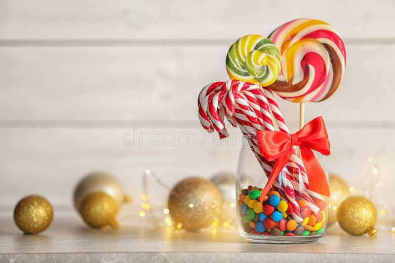 Verschiedene Süßigkeiten im Glasgefäß für Weihnachtsfest auf Tabelle stockfoto Verschiedene Süßigkeiten im Glasgefäß für Weihnachtsfest auf Tabelle stockfoto