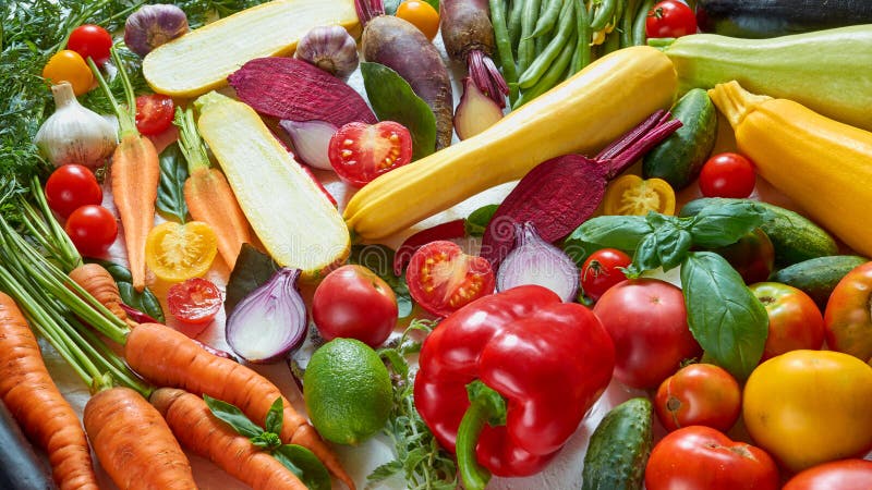 Verschiedener gesunder vegetarischer Lebensmittelhintergrund Rohes Gemüse, Kräuter und Gewürze auf dem weißen Küchentisch: Kirsch