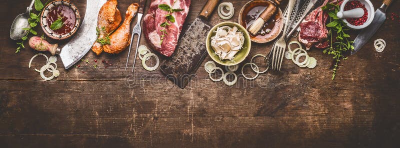 Verschiedener Grill ein bbq-Fleisch auf rustikalem hölzernem Hintergrund mit gealterten Küchen- und Metzgerwerkzeugen