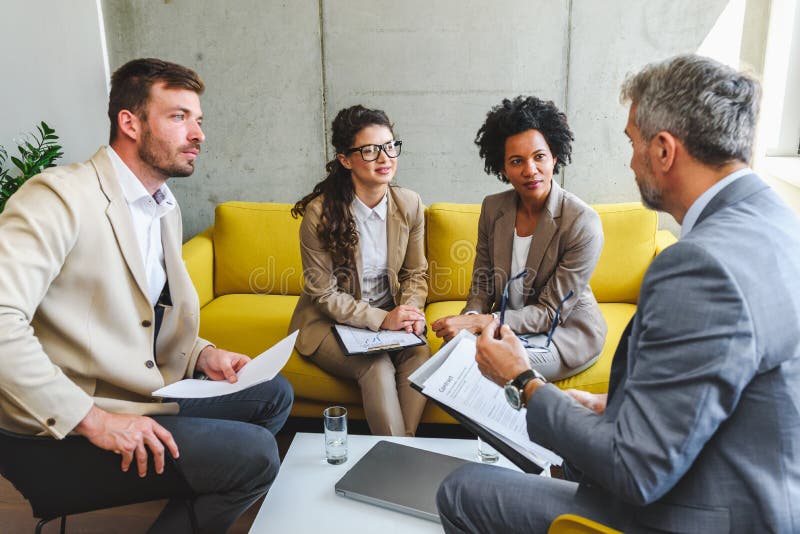 Verschiedenes Gesch?ftsteam, das Arbeit in ihrem B?ro bespricht lizenzfreies stockbild Verschiedenes Gesch?ftsteam, das Arbeit in ihrem B?ro bespricht lizenzfreies stockbild