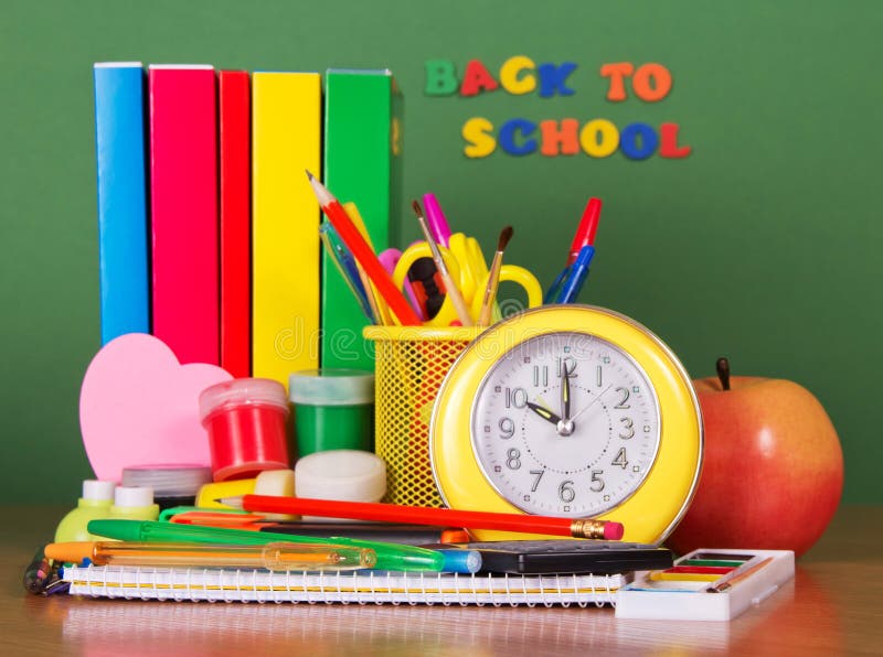 Verschiedenes Schulzubehör auf dem Schreibtisch lizenzfreie stockbilder Verschiedenes Schulzubehör auf dem Schreibtisch lizenzfreie stockbilder