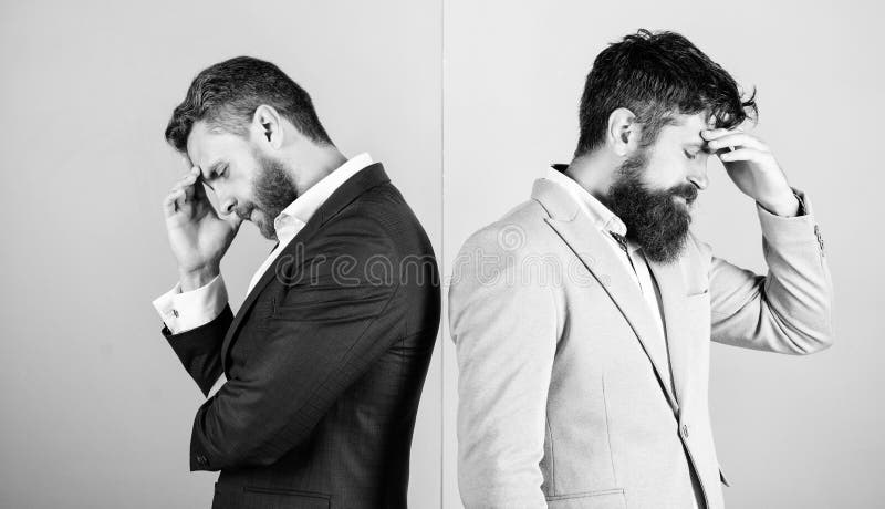 Verschillend standpunt Adviesverschil Zakenlieden nadenkend gezicht die over bedrijfsprobleem denken Zaken binnen stock foto Verschillend standpunt Adviesverschil Zakenlieden nadenkend gezicht die over bedrijfsprobleem denken Zaken binnen stock foto