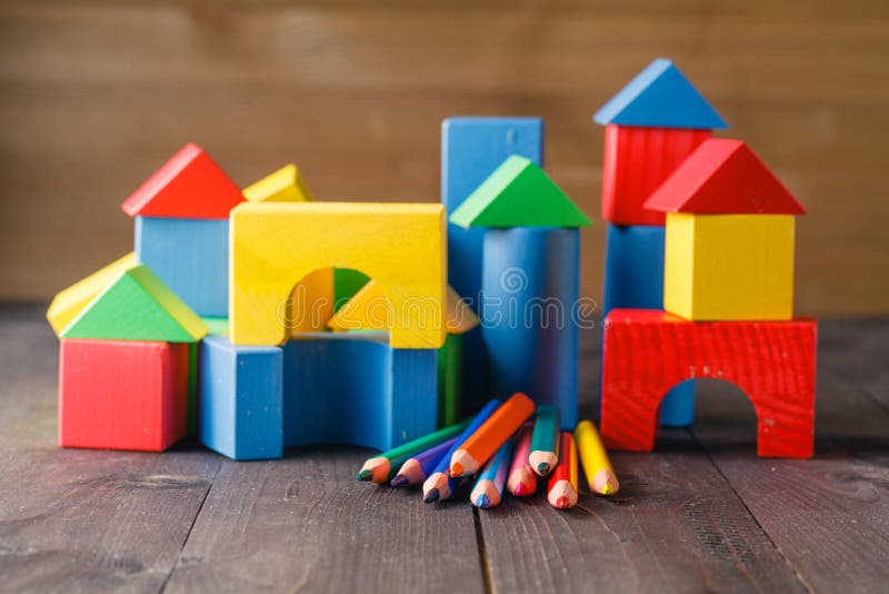 Verschillende kleuren van potloden ontable met bouwstenen stock fotografie Verschillende kleuren van potloden ontable met bouwstenen stock fotografie