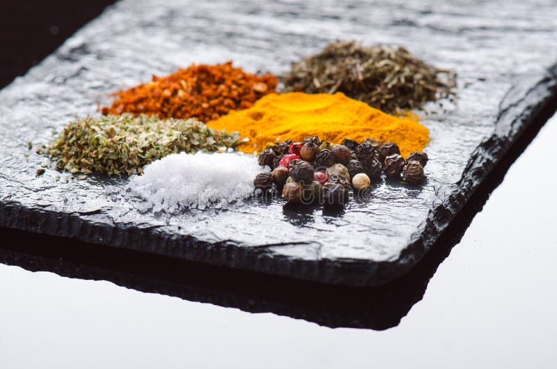 Verschillende kruiden en kruiden op een zwarte lei Indische kruiden Ingrediënten voor het koken Gezond het Eten Concept Diverse k stock afbeeldingen Verschillende kruiden en kruiden op een zwarte lei Indische kruiden Ingrediënten voor het koken Gezond het Eten Concept Diverse k stock afbeeldingen