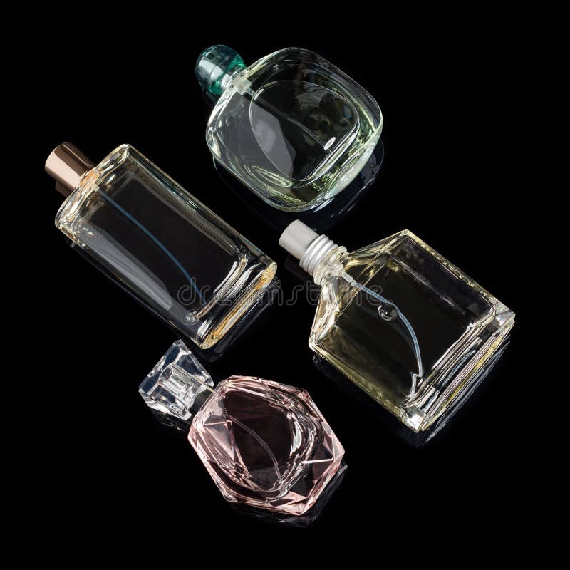 Verschillende parfumflessen met bezinningen over zwarte achtergrond Parfumerie, schoonheidsmiddelen stock afbeelding Verschillende parfumflessen met bezinningen over zwarte achtergrond Parfumerie, schoonheidsmiddelen stock afbeelding
