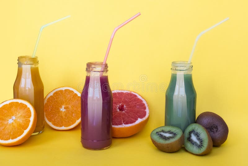 Verschillende smoothies of sappen in flessen, het concept van het gezonde voedingvoedsel stock foto Verschillende smoothies of sappen in flessen, het concept van het gezonde voedingvoedsel stock foto