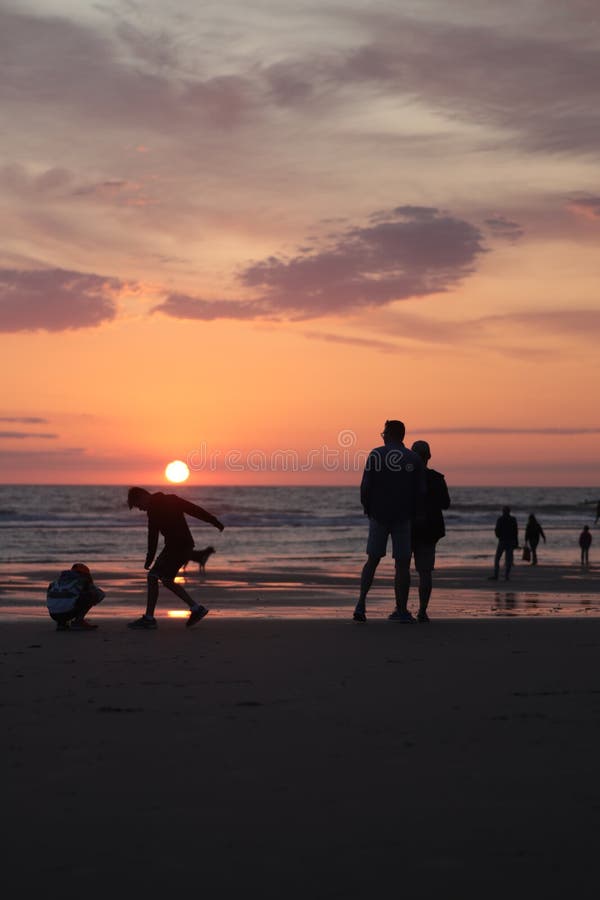 Verschillende soorten silouettemensen bij het strand tijdens een mooie zonsondergang in Frankrijk montalivet royalty-vrije stock foto Verschillende soorten silouettemensen bij het strand tijdens een mooie zonsondergang in Frankrijk montalivet royalty-vrije stock foto